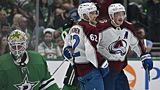 Artturi Lehkonen (62) a Cale Makar (8) slaví gól Colorado Avalanche proti...
