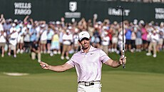 Rory McIlroy se raduje z triumfu na Wells Fargo Championship v Charlotte.