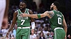 Jaylen Brown (7) a Jayson Tatum (0) z Boston Celtics slaví trojku.
