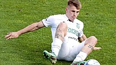 Karvinský zálo�ník Sebastian Bohá� se po pádu sna�í zasáhnout mí�.