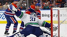 Arturs ilovs (31) v brán Vancouver Canucks elí pokusu Connora McDavida (97)...