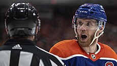 Connor McDavid z Edmonton Oilers se hádá s rozhodím.