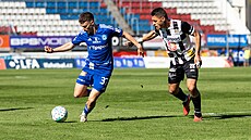 �t�pán Langer (vlevo) z Olomouce a Jakub Ku�era z Hradce Králové v souboji o mí�