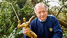 Ji�í Králík ukazuje trofej pro nejlep�ího hokejistu sezony, kterou vyhrál v...