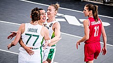 eská basketbalistka Kateina Suchanová sleduje bhem olympijské kvalifikace...