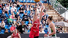 eská basketbalistka Kateina Galíková stílí bhem olympijské kvalifikace na...