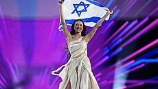 Izraelská zpvaka Eden Golanová pichází na finále Eurovize. (11. kvtna 2024)
