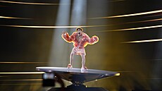 �výcarský sout�ící Nemo b�hem finále Eurovize (11. kv�tna 2024)