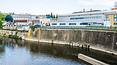 Vpravo je malá hala hradeckého zimního stadionu, vlevo velká hala.