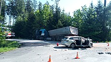 Na kiovatce u Rájce na Rychnovsku se srazilo osobní auto s nákladním. (9....