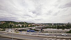 V Praze i v ervenci pokrauje oprava Barrandovského mostu. Kvli rekonstrukcím dalích silnic na severovýchod msta te pibudou dalí dopravní omezení. 
