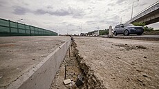 V Praze i v ervenci pokrauje oprava Barrandovského mostu. Kvli rekonstrukcím dalích silnic na severovýchod msta te pibudou dalí dopravní omezení. 