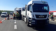 Nehoda dvou kamion na sjezdu z D11 v oblasti erného Mostu (13. kvtna 2024)