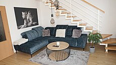 Obývací prostor pod schody nabízí neru�ené chvíle odpo�inku. 