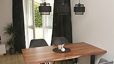 Sou�ástí obytného prostoru je i malý jídelní st�l.