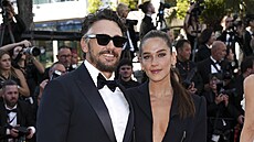 James Franco a Izabel Pakzadová v Cannes (17. května 2024)
