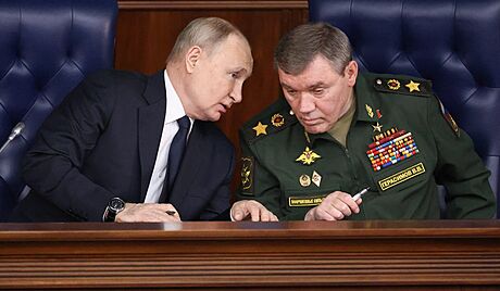 Ruský prezident Vladimir Putin v dvrném rozhovoru s náelníkem generálního...