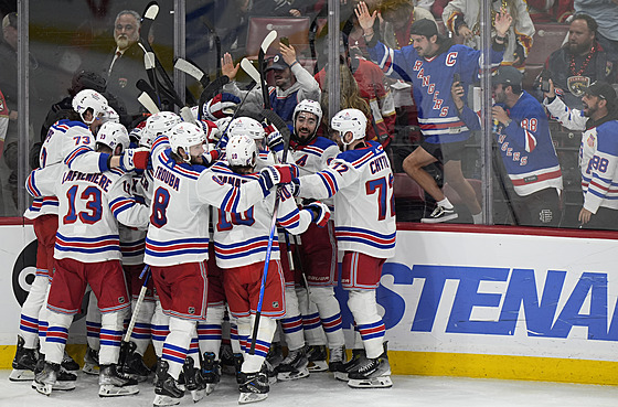Hokejisté New York Rangers oslavují vítzství nad Floridou.