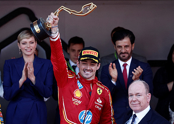 Charles Leclerc s trofejí pro vítze Velké ceny Monaka.