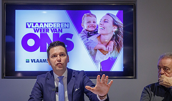 Na plakátech Vlaams Belang (Vlámský zájem) je modelka s chlapcem, který ji...