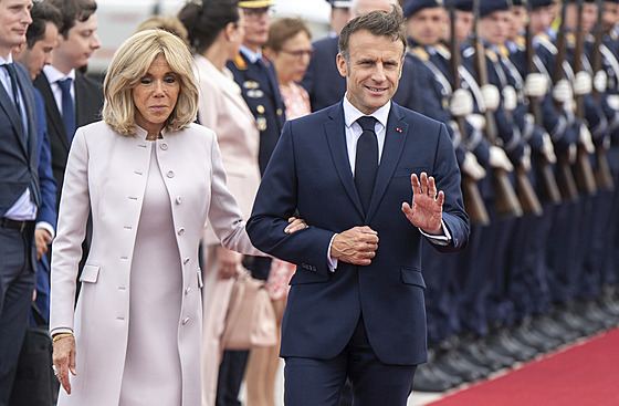 Francouzský prezident Emmanuel Macron p�ijel se svou man�elkou Brigitte na...