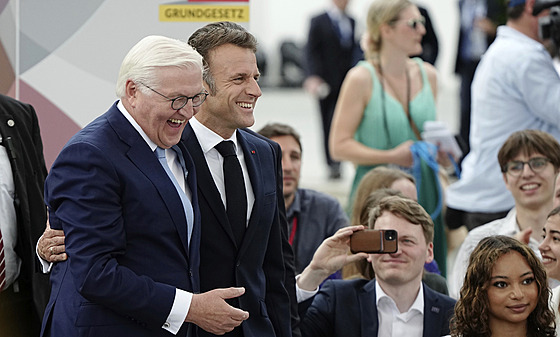 Macrona pijal nmecký prezident Frank-Walter Steinmeier a spolen navtívili...