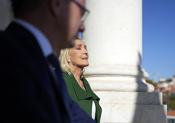 Marine Le Penová a spolupedseda AfD Tino Chrupalla v Lisabonu (23. listopadu...
