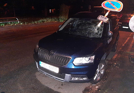 Pokozené auto, do kterého v Brn podnapilý vandal zapíchnul dopravní znaku....