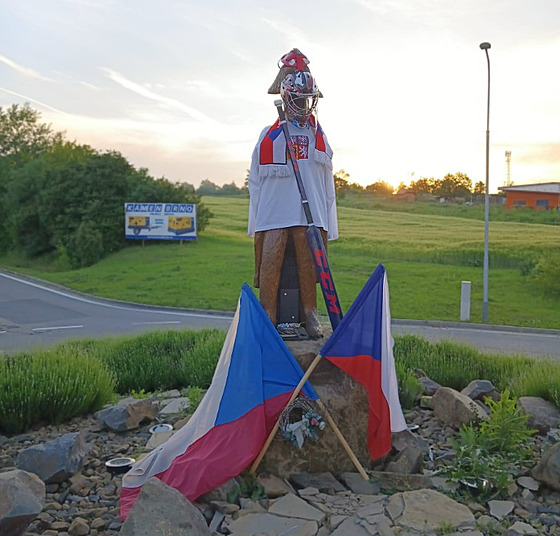 Sochu Napoleona Bonaparta na kruhovém objezdu u vjezdu do obce Bedichovice...