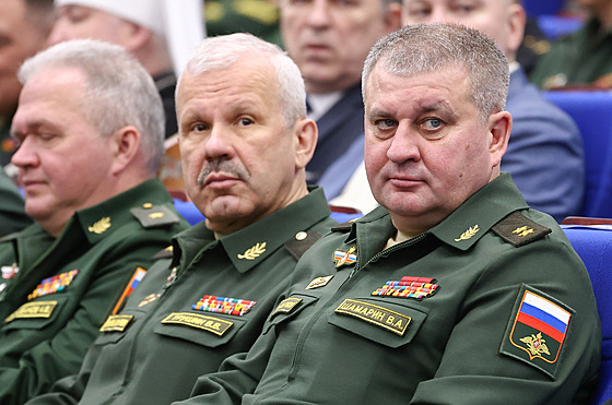 Náelník hlavní správy komunikací ozbrojených sil Vadim amarin (vpravo) se...