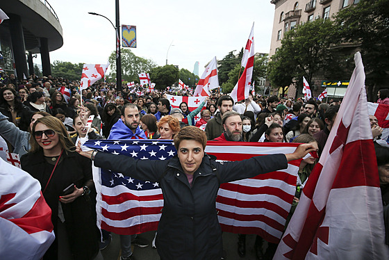Lidé v centru gruzínského Tbilisi protestují proti návrhu zákona o zahraniním...