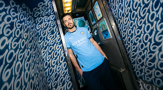 Jack Grealish v novém dresu Manchesteru City v symbolickém prostedí: telefonní...