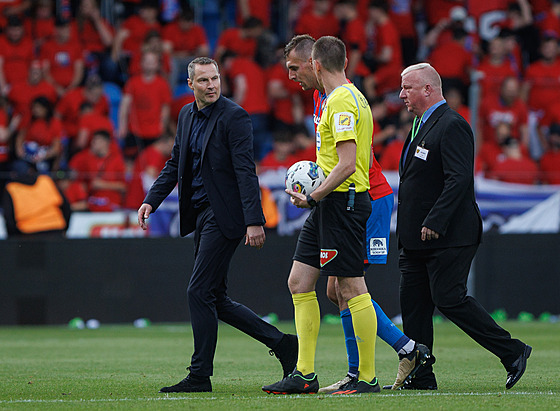 Spar�anský kou� Brian Priske a plze�ský úto�ník Tomá� Chorý v hlou�ku s...