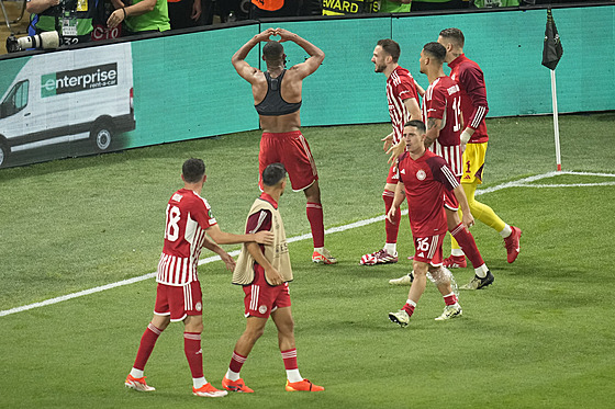 Gólová radost fotbalist� Olympiakosu ve finále Konferen�ní ligy.