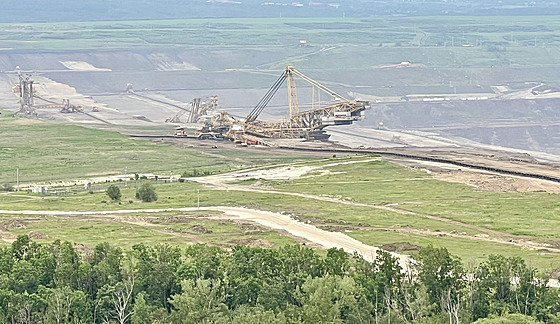 Braany obklopují výsypky, odkalit, severn se rozprostírá obí hndouhelný...