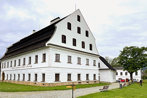 Ru�ní papírna ve Velkých Losinách. N�kolikapatrové mansardy má d�m proto, �e se...