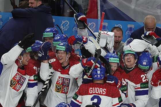 Finále MS v hokeji �výcarsko - �esko. David Kämpf zvy�uje do prázdné branky....