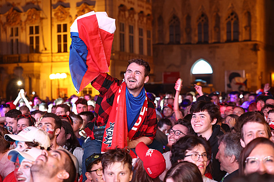 Fanou�ci slaví zlato po finále MS v hokeji na Starom�stském nám�stí. (26....