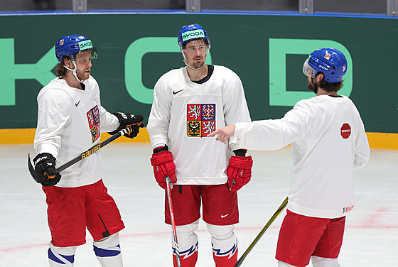 David Pastrák (vlevo), Roman ervenka a Pavel Zacha se radí na tréninku eské...