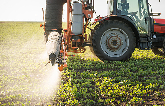 Traktor aplikující pesticid na pole sóji. (ilustrační snímek) (18. května 2015)