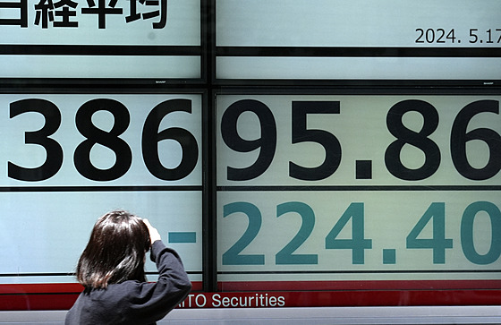 Elektronická burzovní tabule zobrazující japonský index Nikkei 225 na burze...