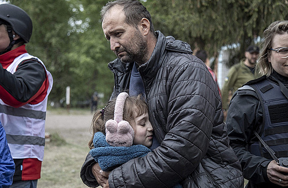 Evakuace obyvatel z ukrajinského Vovansku, ke kterému postoupila ruská armáda....