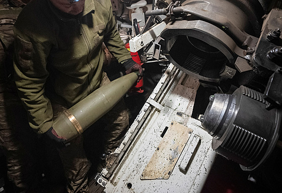 P�íslu�ník ukrajinské 92. samostatné úto�né brigády obsluhuje samohybnou...