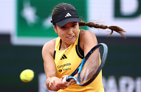 Camila Osoriová z Kolumbie posílá balonek na druhou stranu kurtu ve druhém kole...