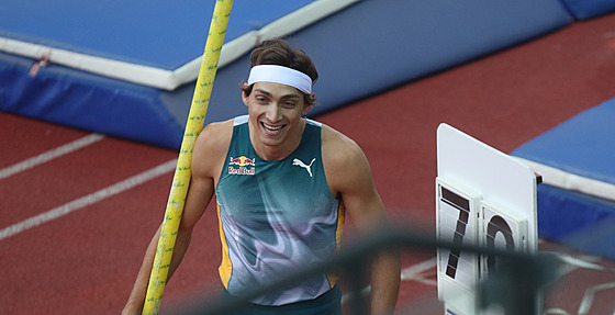 Usmívající se Armand Duplantis po úspném skoku na Zlaté trete.