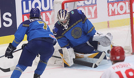 Branká� Andrej �utov v brance Kazachstánu.