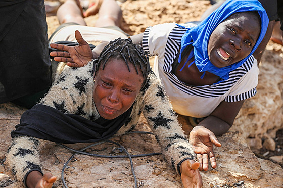 Skupina zhruba 140 afrických migrant skonila na pouti mezi Libyí a Tuniskem....