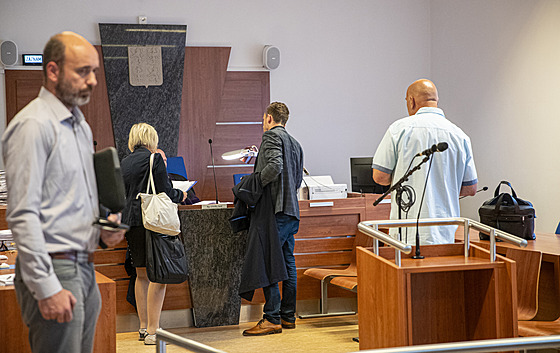 Osmapadesátiletý mu (vpravo) elí u Mstského soudu v Brn obalob z ohroení...