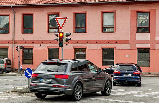 Kíení Mánesovy a B. Nmcové. Z fotografie je patrné, e idi audi u...