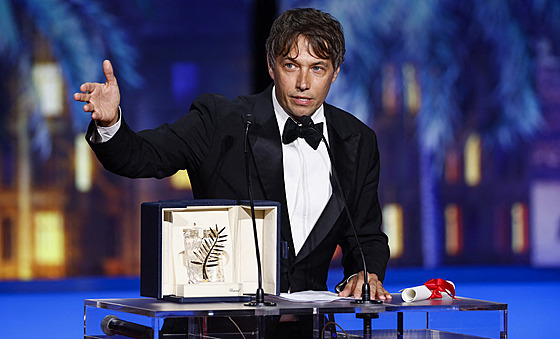 Americký re�isér Sean Baker p�evzal cenu Zlatá palma na festivalu v Cannes za...